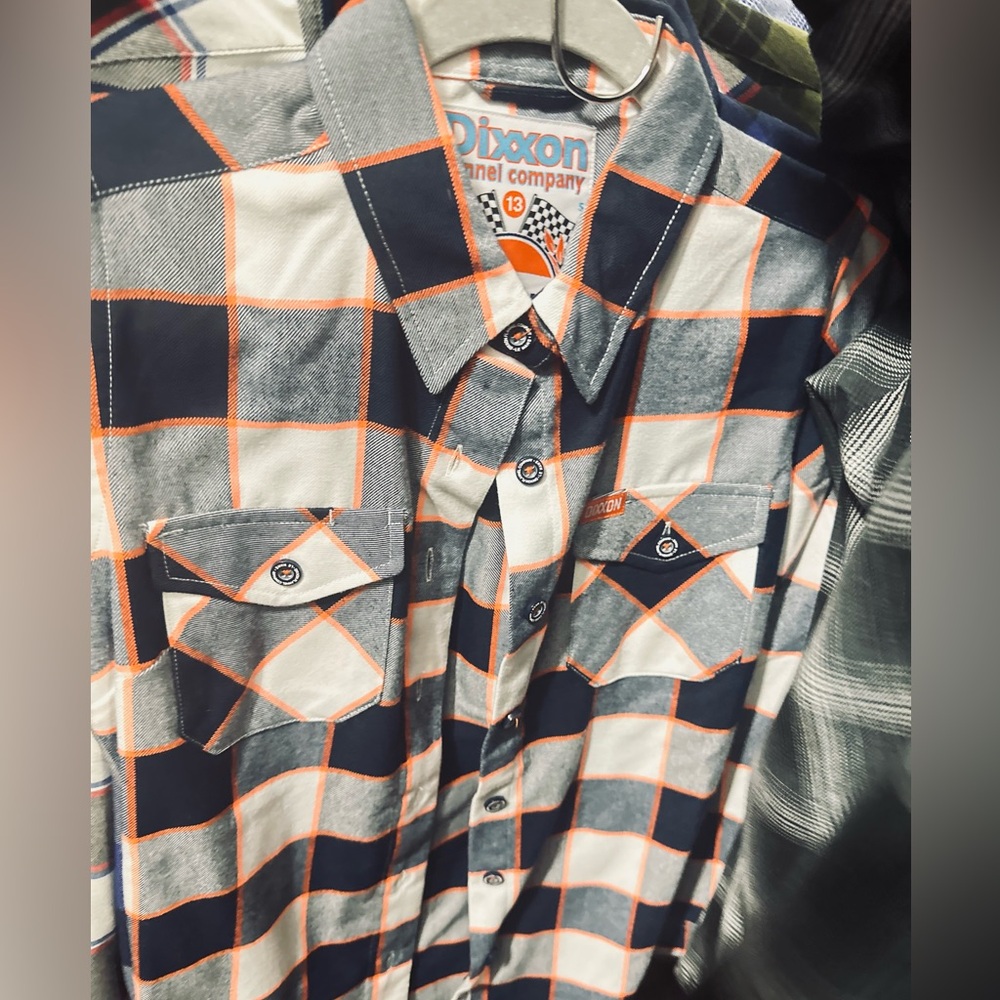 DIXXON WOMENS FLANNEL SMALL
New without tags tho NEVER worn.